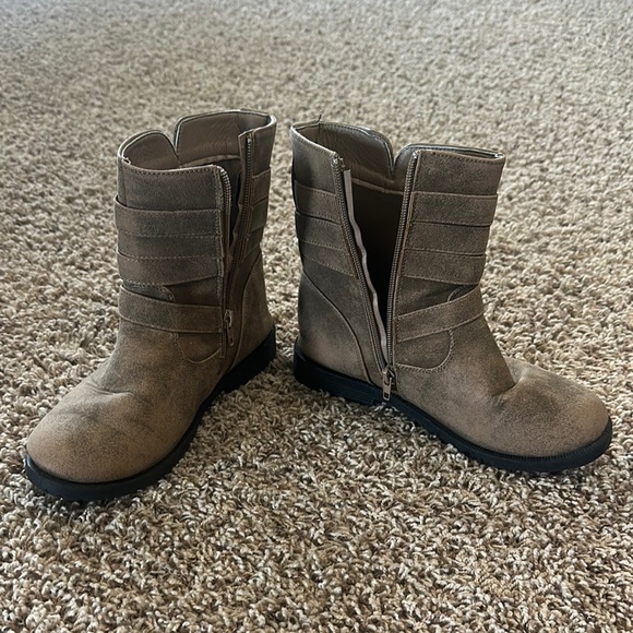 NWOT Kids Tan Boots size 4 - Picture 2 of 6